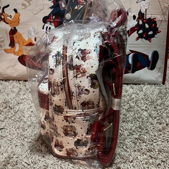 Loungefly Snow White backpack NWT includes keychain! - Picture 4 of 5